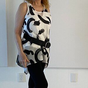 Madison Page Sz.S (Sz M) Black and White Top Assymetrial Hem